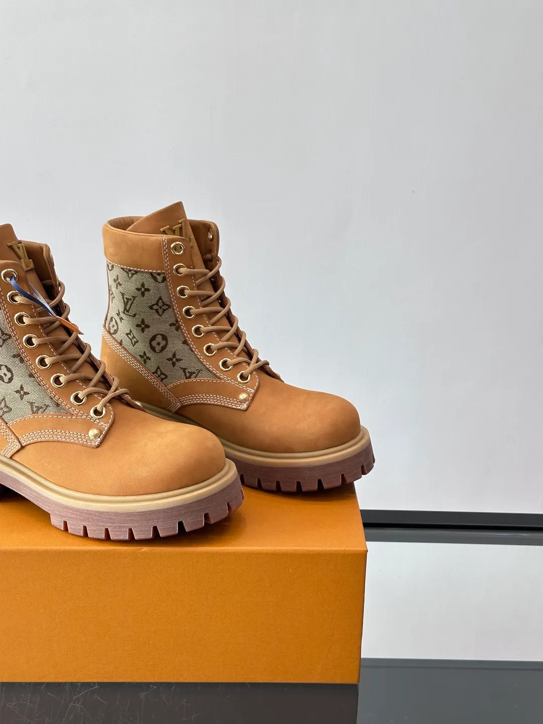 [L Home] Top P: 920💰 Size: 39-44 (45 can be customized) LOUIS VUITTON Louis Vuitton ss25 LV Donkey brand new thick-soled lace-up big-toe shoes men's casual shoes high-top short boots. These boots are crafted from top-grain calf leather for a lightweight and comfortable fit. The thick EVA outsole is embellished with eye-catching ridges, and the trendy attitude of being both strong and soft makes it an everyday choice. ✔Upper: imported first-layer cowhide ✔Lining: cowhide ✔Outsole: original molded outsole